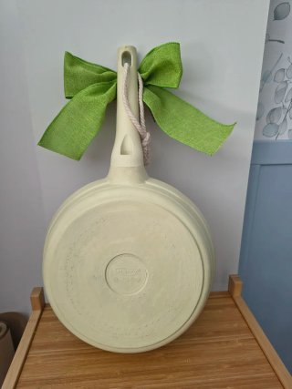 Sartén Decorativa con Cuchara y Tenedor