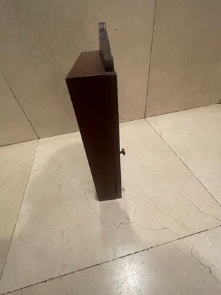 Colgador de llaves de madera con detalles dorados