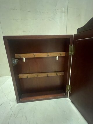 Colgador de llaves de madera con detalles dorados