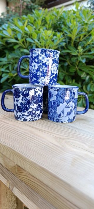 Set di tazze antiche