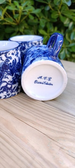Set di tazze antiche