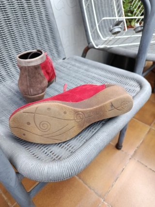 Mocasines de ante rojos y marrones
