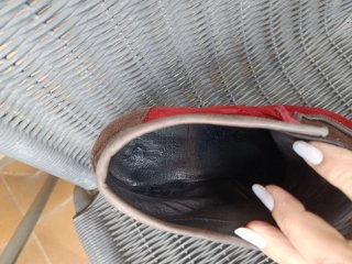 Mocasines de ante rojos y marrones