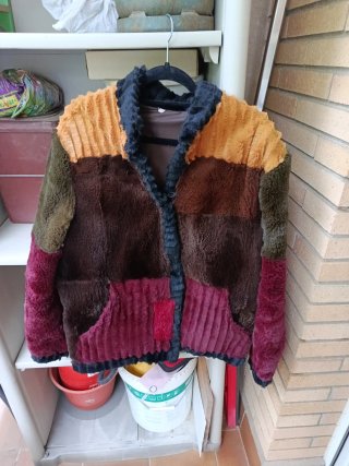 Mocasines de ante rojos y marrones
