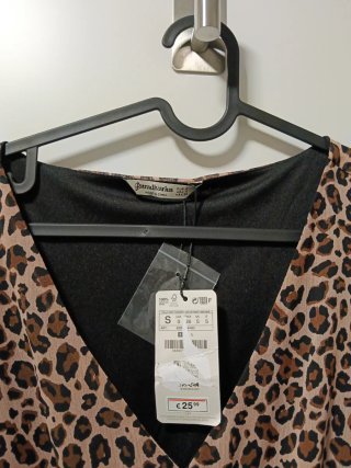 Vestido Stradivarius estampado leopardo