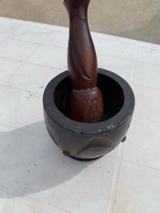 Mortaio in legno vintage decorato