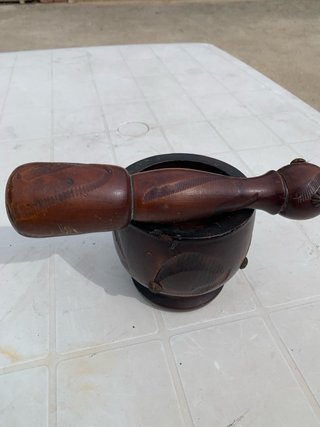 Mortaio in legno vintage decorato