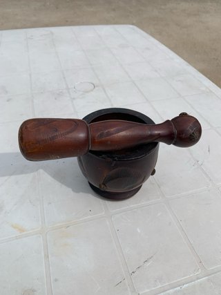 Mortaio in legno vintage decorato