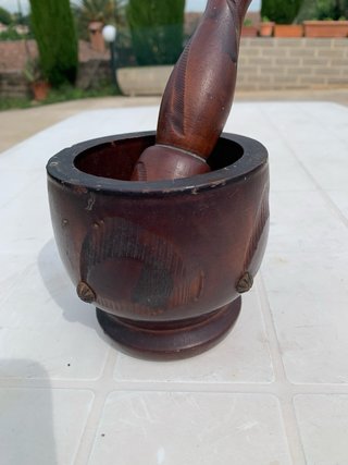 Mortaio in legno vintage decorato