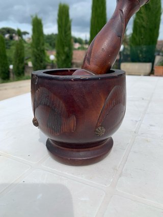 Mortaio in legno vintage decorato