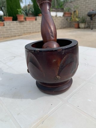 Mortaio in legno vintage decorato