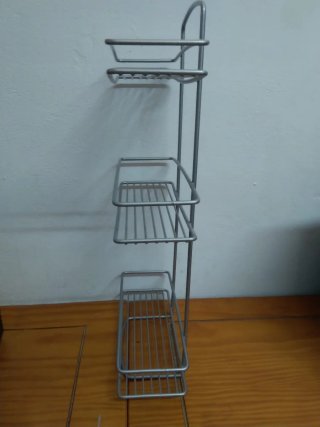 Estantería de metal plateada