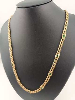 Gargantilla dorada con detalles verdes