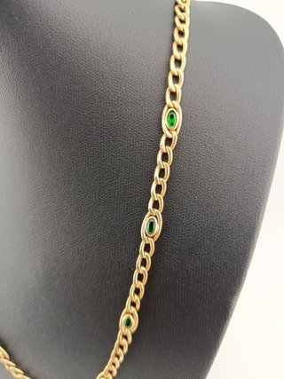 Gargantilla dorada con detalles verdes