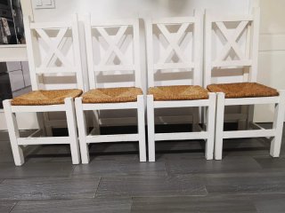 Mesa blanca con 4 sillas