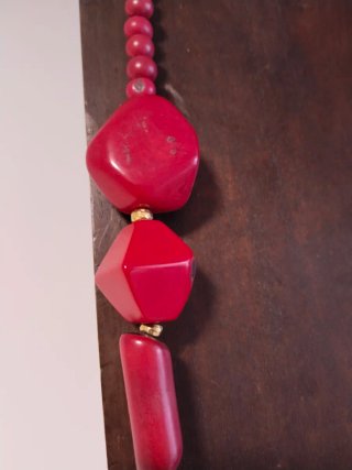 Collar de cuentas rojas