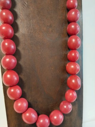 Collar de cuentas rojas