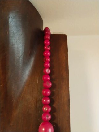 Collar de cuentas rojas