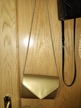 Bolso de mano dorado elegante con cadena negociabl