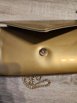 Bolso de mano dorado elegante con cadena negociabl