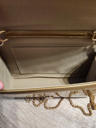 Bolso de mano dorado elegante con cadena negociabl