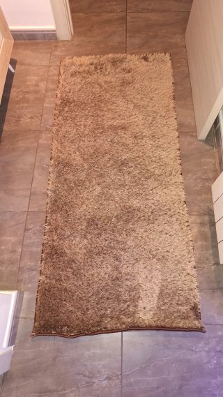 Alfombra beige y marrón suave