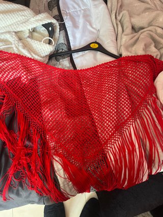 Manton rojo con flecos