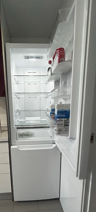 Lavadora y frigo Midea. Microondas Candy