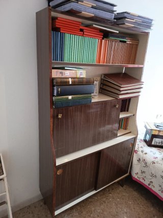 Mueble estantería con mesita abatible