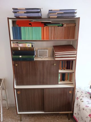 Mueble estantería con mesita abatible