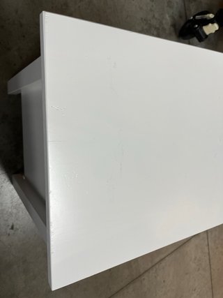 Mesita de noche blanca de madera