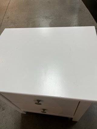 Mesita de noche blanca de madera