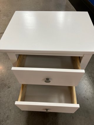 Mesita de noche blanca de madera