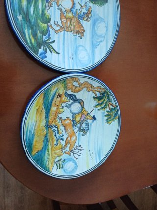 Dos platos antiguos decorados
