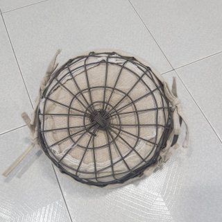 Cesta metálica forrada beige y negra