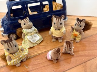 Coche familiar y familia ardilla Sylvanian