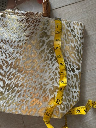 Bolso de mano con estampado animal print dorado
