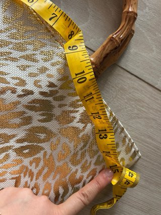Bolso de mano con estampado animal print dorado