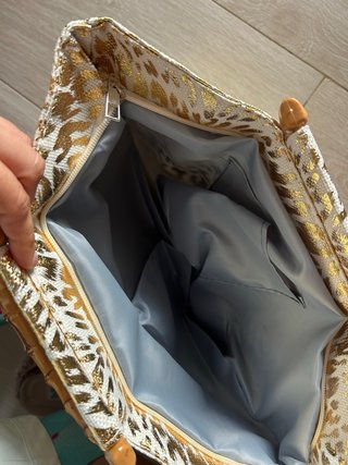 Bolso de mano con estampado animal print dorado