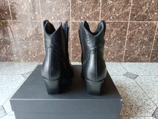 Botas negras  nuevas con puntera metálica