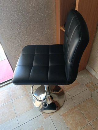 Taburete de polipiel negro con base cromada
