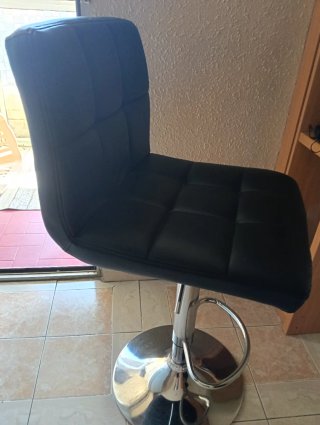 Taburete de polipiel negro con base cromada
