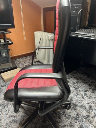 2 Sillas de escritorio negra y plateada