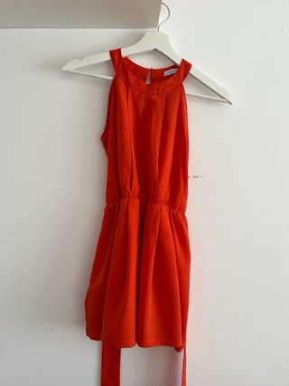 Mono rojo elegante para eventos