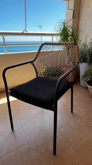 Mesa redonda terraza metal y madera con 4 sillas.