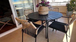 Mesa redonda terraza metal y madera con 4 sillas.