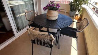 Mesa redonda terraza metal y madera con 4 sillas.