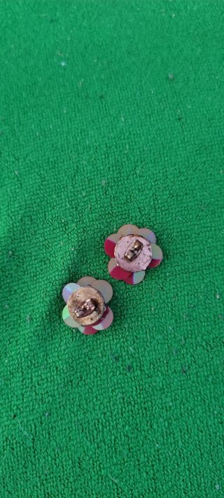 Pendientes florales con pedrería.y lentejuelas