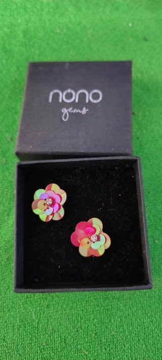 Pendientes florales con pedrería.y lentejuelas