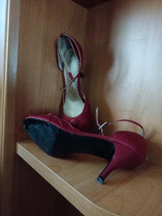 Zapatos de tacón y bolso rojo